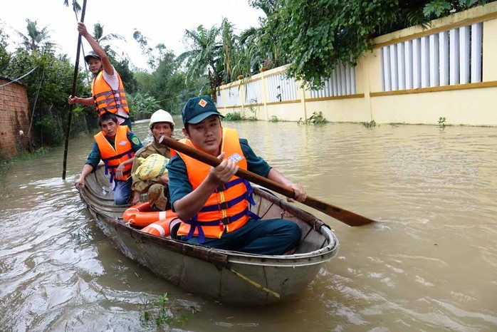 Lực lượng chức năng hỗ trợ người dân có nhà bị ngập ở huyện Tư Nghĩa, tỉnh Quảng Ngãi.Ảnh: Tử Trực