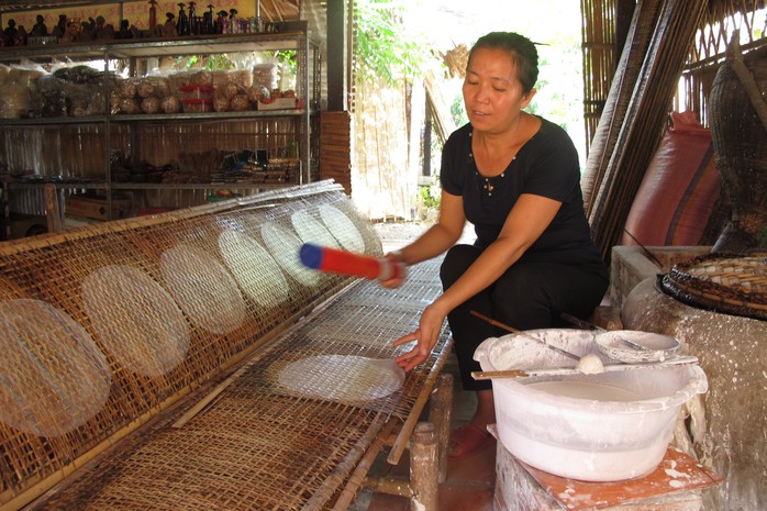 Làm bánh tráng theo phương pháp truyền thống ở huyện Củ Chi, TP HCM. Ảnh: HẢI PHONG