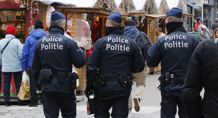 
Cảnh sát Bỉ tuần tra tại một khu chợ bán đồ Giáng sinh Ảnh: SPUTNIK NEWS
