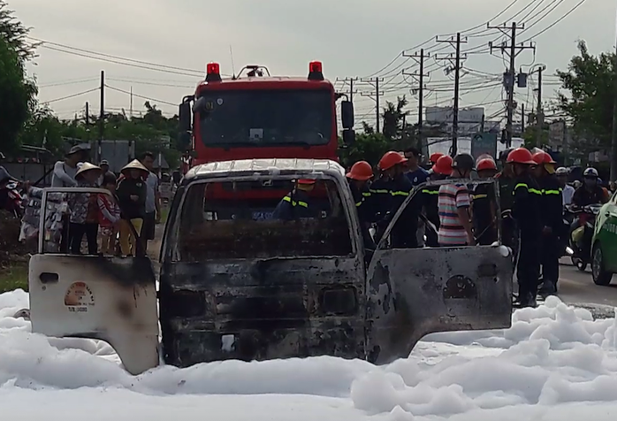 
Lực lượng chữa cháy đến cứu hỏa chiếc xe tải chở hóa chất. Ảnh: Lê Khánh
