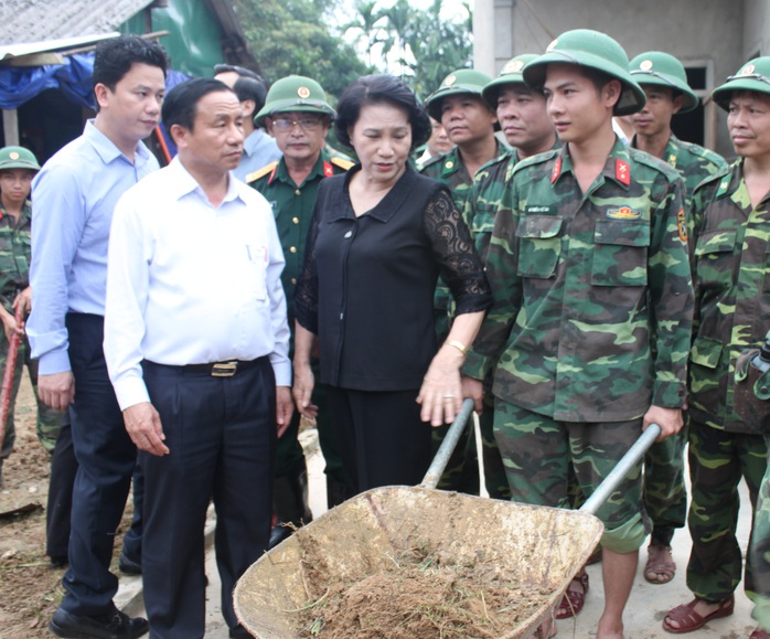 
Chủ tịch QH Nguyễn Thị Kim Ngân thăm hỏi, động viên cán bộ, chiến sĩ đang giúp đỡ bà con nhân dân vùng lũ ở xã Hòa Hải khắc phục hậu quả lũ lụt - Ảnh: QĐND
