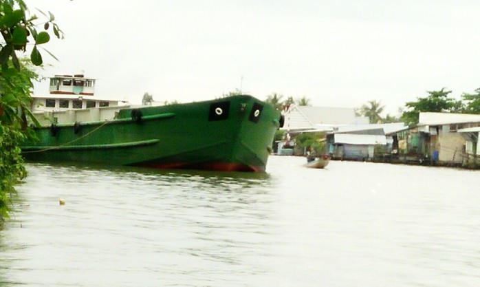 Chiếc sà lan đang bị tạm giữ để điều tra nguyên nhân vụ tai nạn.