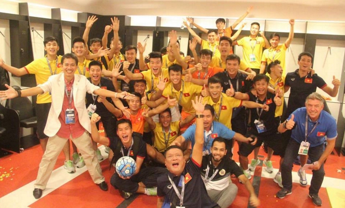 Giám đốc kỹ thuật Gede (bìa phải) cùng toàn đội U19 Việt Nam vui mừng sau trận thắng chủ nhà rạng sáng 24-10 Ảnh: Trọng Đại