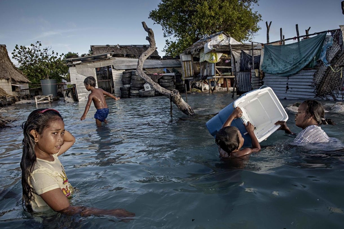 Nước biển đang đe dọa nhấn chìm KiribatiẢnh: VICE NEWS