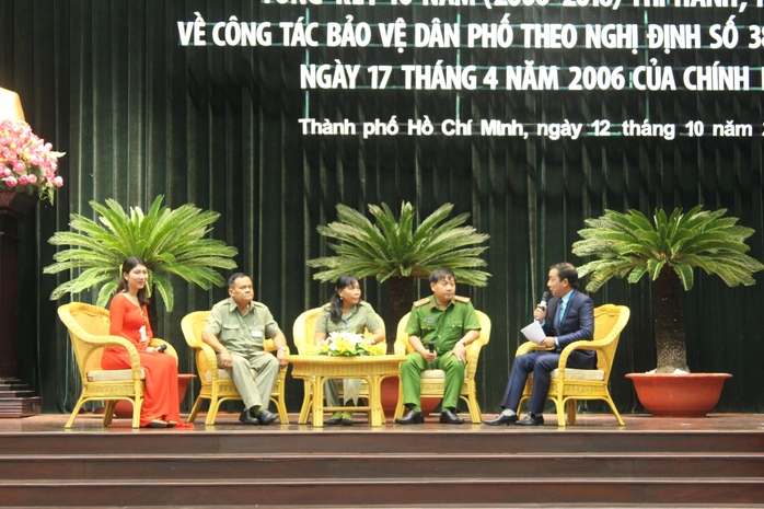
Các trưởng Ban Bảo vệ dân phố phường giao lưu, trao đổi kinh nghiệm tại hội nghị Ảnh: TRường Hoàng
