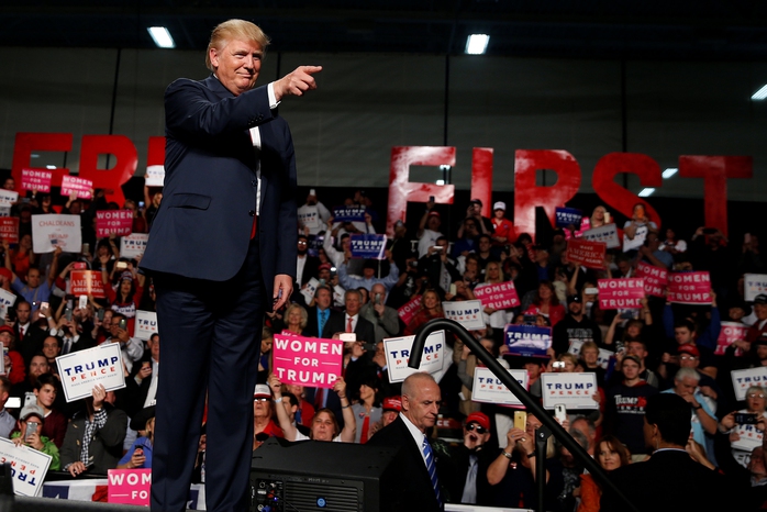 Tỉ phú Donald Trump tại chiến dịch vận động tranh cử ở TP Warren, bang Michigan ngày 31-10Ảnh: REUTERS
