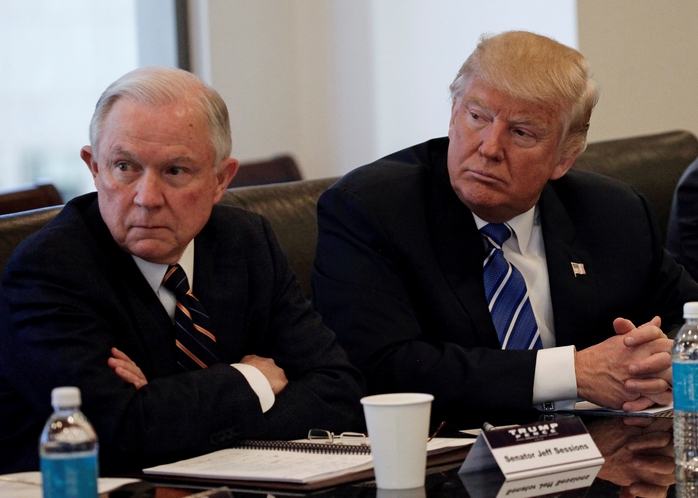 Tổng thống Mỹ đắc cử Donald Trump (phải) chọn Thượng nghị sĩ Jeff Sessions (trái) làm Bộ trưởng Tư pháp trong nội các mớiẢnh: REUTERS