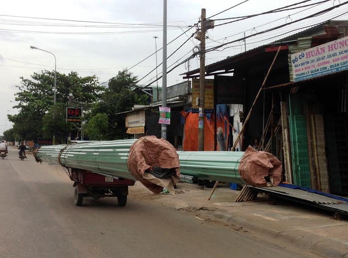 Xe chở 2 bó tôn lưu thông trên đường Lê Văn Khương (quận 12, TP HCM) Ảnh: Sỹ Đông