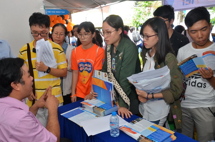 
Học sinh tìm hiểu thông tin vào Trường ĐH Khoa học Xã hội và Nhân văn - ĐHQG TP HCM Ảnh: Tấn Thạnh
