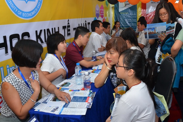 
Học sinh tìm hiểu ngành nghề của một trường ĐH tại TP HCM Ảnh: Tấn Thạnh
