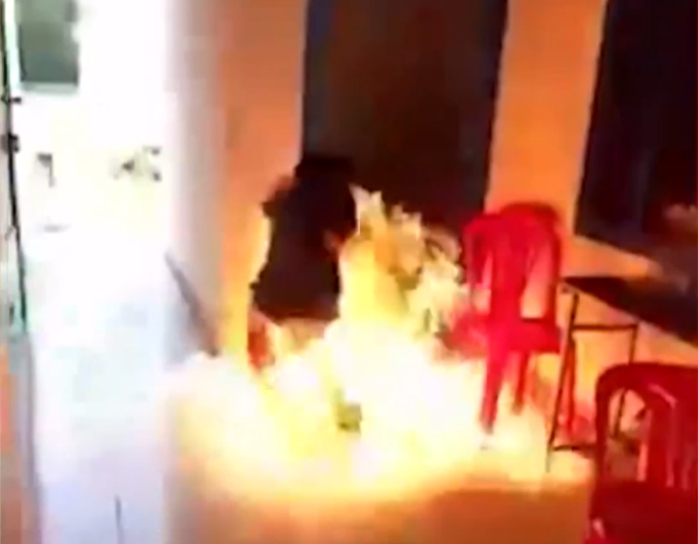 
Nữ sinh ở Khánh Hòa đã đốt phòng y tế của trường vì bị thúc ép thực hiện lời hứa “Đủ like là làm”. (Ảnh cắt từ video clip)
