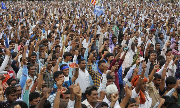 Những người Dalit biểu tình phản đối sau vụ 4 người bị hành hung vì lột da một con bò chết tại bang Gujarat Ảnh: AP