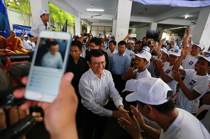 Ông Kem Sokha bắt tay những người ủng hộ tại trụ sở CNRP ở thủ đô Phnom Penh hôm 17-9 Ảnh: Cambodia Daily