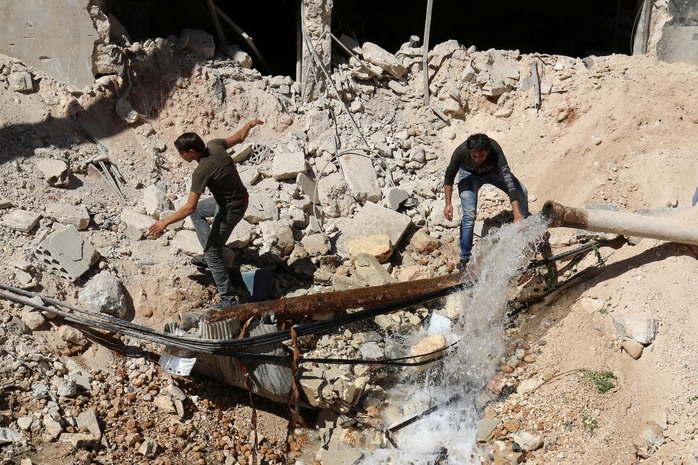 Cư dân TP Aleppo đang sống trong cảnh thiếu nước sạch kể từ khi chiến sự leo thang mấy ngày qua Ảnh: REUTERS