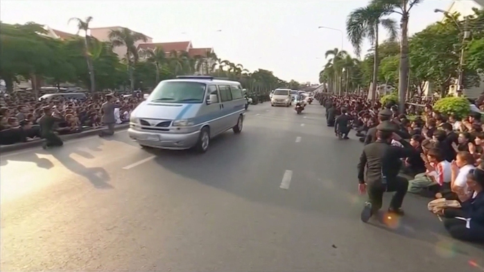 Hàng ngàn người dân tập trung hai bên đường ở Bangkok để tiễn biệt Quốc vương Bhumibol Adulyadej Ảnh: Reuters