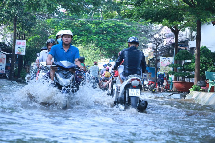 
Người dân phường Hiệp Bình Chánh, quận Thủ Đức rất khổ sở khi triều cường. Ảnh: Sỹ Đông
