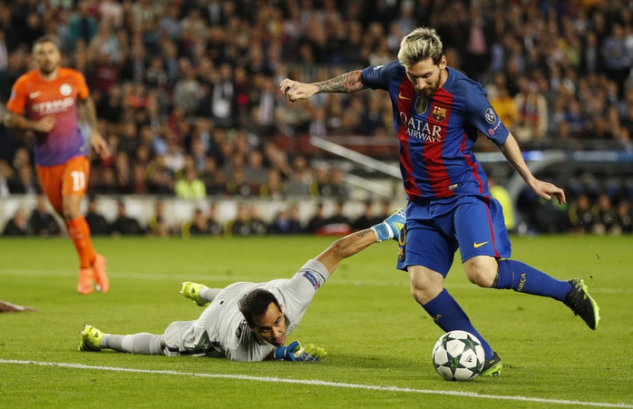 
Messi với pha đi bóng đánh bại đồng đội cũ Bravo Ảnh: REUTERS
