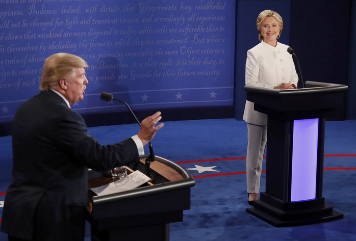 
Tỉ phú Donald Trump phát biểu tại cuộc tranh luận với bà Hillary Clinton hôm 19-10 (giờ địa phương) Ảnh: Reuters
