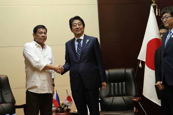 
Tổng thống Philippines Rodrigo Duterte (trái) và Thủ tướng Nhật Shinzo Abe trong lần gặp ở thủ đô Vientiane - Lào hồi tháng 9-2016. Ảnh: Rappler
