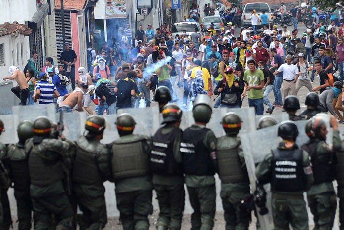 
Người biểu tình và lực lượng an ninh đối đầu tại TP San Cristobal hôm 26-10 Ảnh: Reuters
