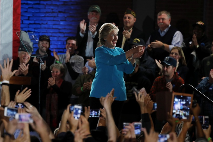 Bà Hillary Clinton vận động tranh cử tại TP Manchester, bang New Hampshire hôm 6-11Ảnh: Reuters