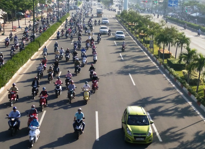 
Xe máy chạy kín trên 2 làn ô tô đường Phạm Văn Đồng, trong khi làn đường xe máy khá thông thoáng Ảnh: GIA MINH
