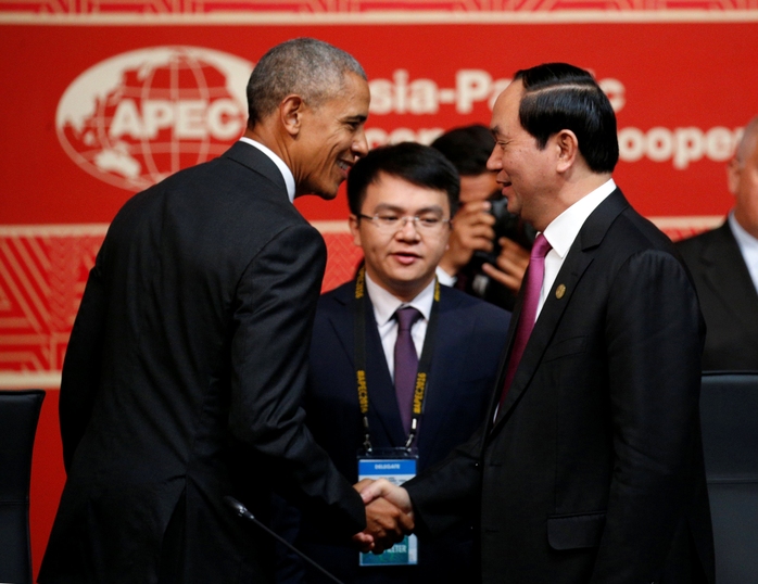 Chủ tịch nước Trần Đại Quang và Tổng thống Mỹ Barack Obama bắt tay tại Hội nghị Cấp cao APEC hôm 20-11 Ảnh: Reuters