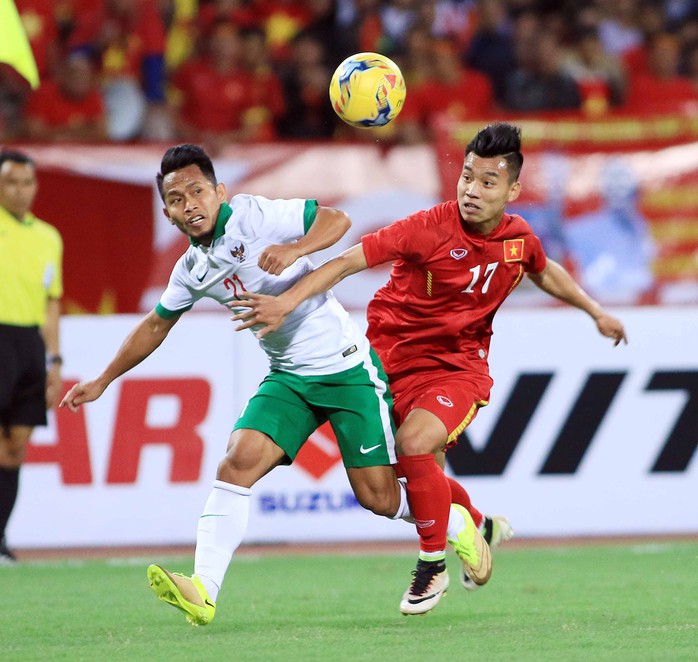 Andik Vermansyah (trái) tranh bóng với hậu vệ Văn Thanh ở trận giao hữu Indonesia thua Việt Nam 2-3 tại Hà Nội đầu tháng 11Ảnh: Hải Anh