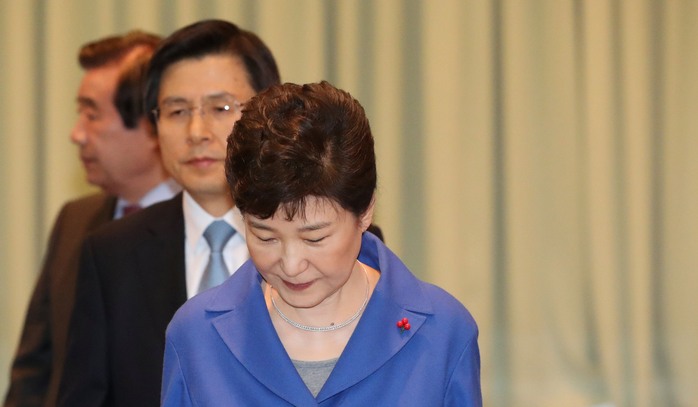 Tổng thống Hàn Quốc Park Geun-hye dự cuộc họp khẩn sau khi quốc hội thông qua kiến nghị luận tội bà Ảnh: Reuters