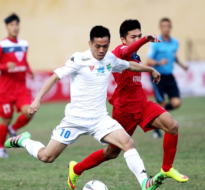 
Văn Quyết (trái) của CLB Hà Nội trong trận gặp Than Quảng Ninh ở V-League 2016 ;Ảnh: Hải Anh
