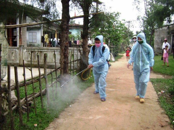 
Ngành y tế tỉnh Quảng Trị tổ chức phun thuốc khử trùng ở huyện Triệu Phong
