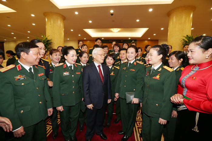 
Tổng Bí thư Nguyễn Phú Trọng gặp mặt thân mật đại biểu phụ nữ quân đội tiêu biểu vào ngày 7-12 Ảnh: TTXVN
