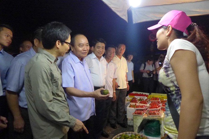 Thủ tướng Nguyễn Xuân Phúc tiếp xúc tiểu thương chợ đầu mối rau quả Long Biên (Hà Nội)