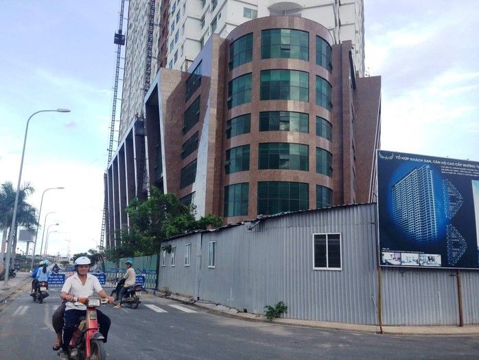 
Cơ quan chức năng rào chắn, không cho xe chở vật liệu vào công trường xây dựng thêm tầng ở Mường Thanh Khánh HòaẢnh: KỲ NAM

