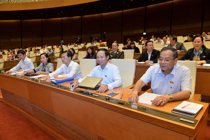 Đại biểu Quốc hội bấm nút biểu quyết thông qua Nghị quyết về phân bổ ngân sách trung ương năm 2017 Ảnh: Nguyễn Nam
