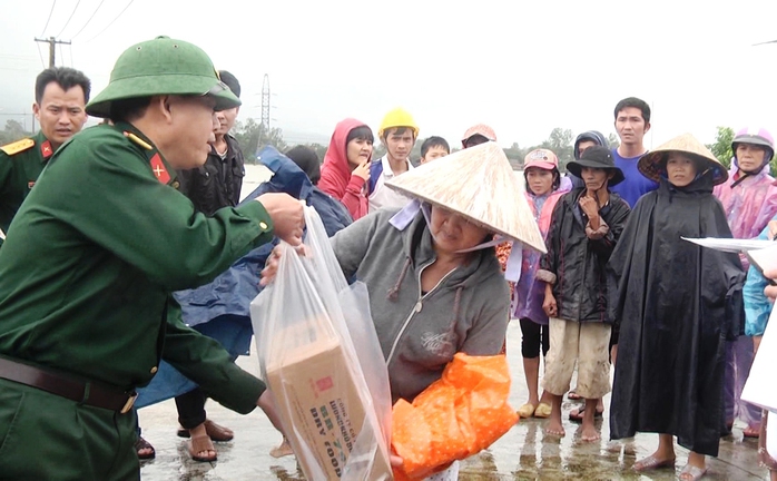 
Trao lương khô của Bộ Quốc phòng hỗ trợ dân vùng lũ tỉnh Phú YênẢnh: Hồng Ánh
