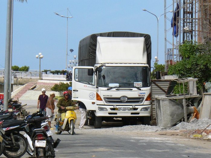 
Xe tải và công nhân vẫn hoạt động tại công trình Mường Thanh Khánh Hòa bất chấp việc đình chỉ thi công
