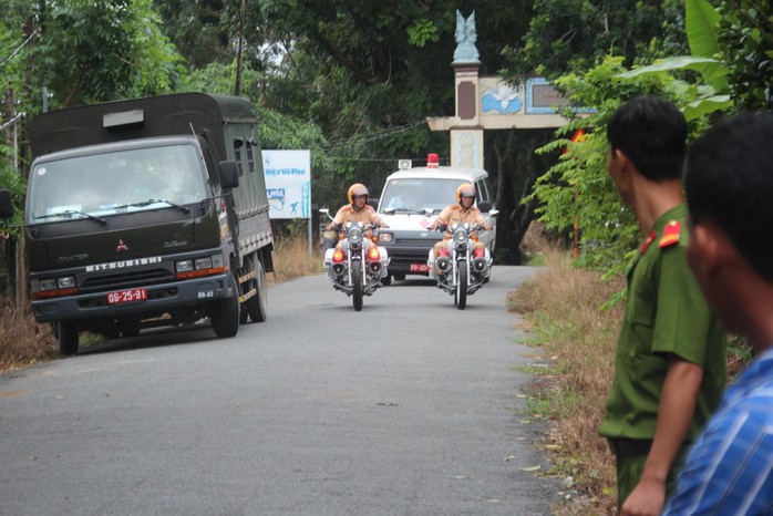 
Đoàn xe đưa thi thể 3 sĩ quan rời khỏi hiện trường Ảnh: ngọc giang
