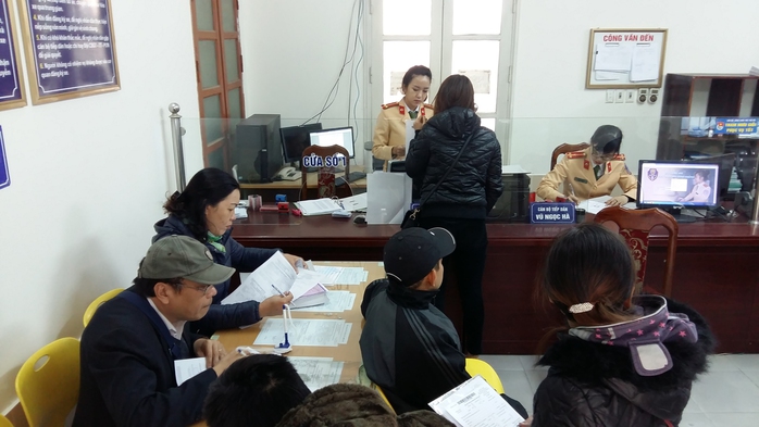 
Nhiều người dân đến trụ sở Công an quận Hoàng Mai, TP Hà Nội để làm thủ tục sang tên Ảnh: NGUYỄN HƯỞNG
