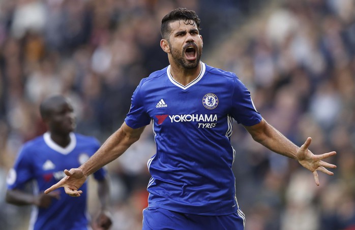 Diego Costa của Chelsea đang chơi tích cực và hiệu quả, đó là lời đe dọa cho hàng thủ Leicester.Ảnh: REUTERS