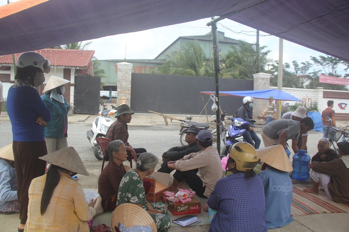 
Người dân ở phường Điện Nam Đông, thị xã Điện Bàn, tỉnh Quảng Nam dựng lều phản ứng vì Công ty TNHH Thép Việt Pháp gây ô nhiễm môi trường vào cuối năm 2014
