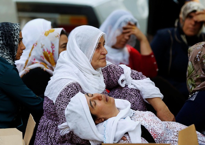 Người thân khóc thương các nạn nhân bên ngoài nhà xác bệnh viện ở TP Gaziantep ngày 21-8Ảnh: REUTERS