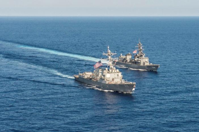 Tàu khu trục tên lửa Mỹ USS Mustin trao đổi thông tin với tàu JS Kirisame của Nhật Bản trong một cuộc tập trận ở biển Đông năm 2015Ảnh: REUTERS