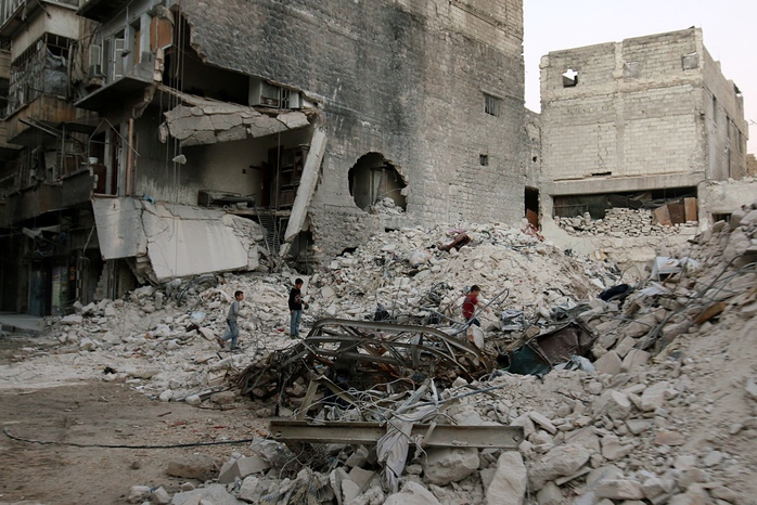 Một khu vực tại TP Aleppo tan hoang sau các vụ không kích Ảnh: Reuters