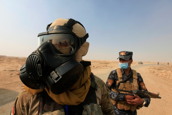 Binh sĩ Iraq mang mặt nạ phòng độc sau khi IS đốt một nhà máy sulfur gần Mosul Ảnh: REUTERS