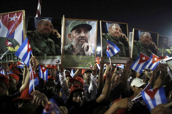 Người dân Cuba tiễn biệt lãnh tụ cách mạng Fidel Castro tại lễ mít tinh ở TP Santiago de Cuba tối 3-12 Ảnh: REUTERS
