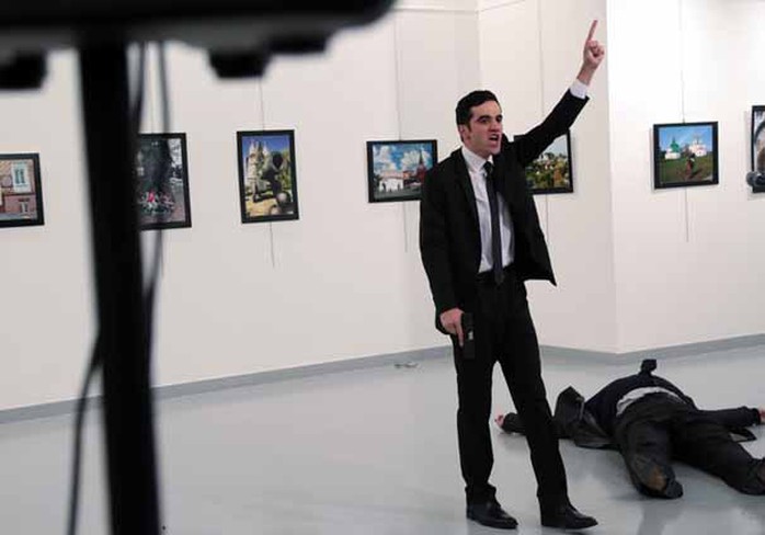 Mevlut Mert Altintas bắn lén Đại sứ Andrei Karlov từ phía sauẢnh: AP