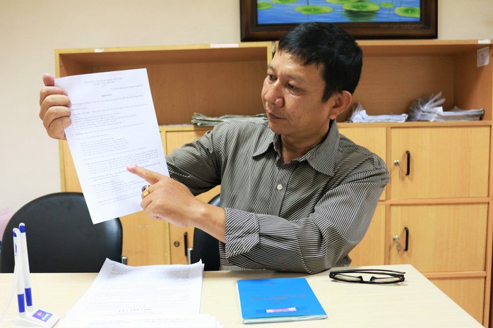 
Ông Phan Kim Vinh trình bày vụ việc với phóng viên Báo Người Lao Động
