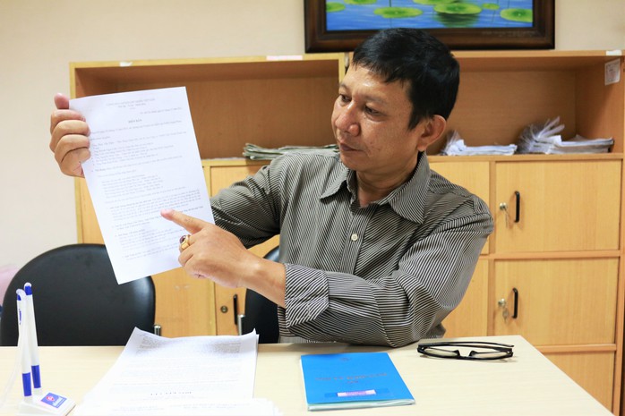 Ông Phan Kim Vinh trình bày vụ việc với phóng viên Báo Người Lao Động