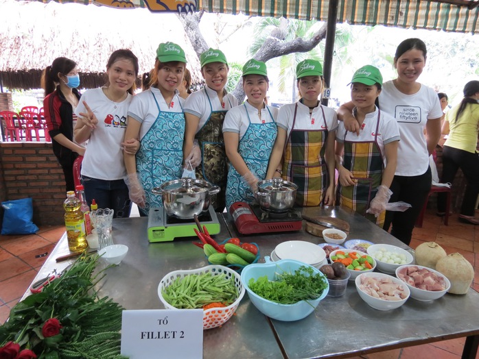 
Các thí sinh tham gia hội thi nấu ăn do Công đoàn Công ty TNHH Toàn Thắng tổ chức
